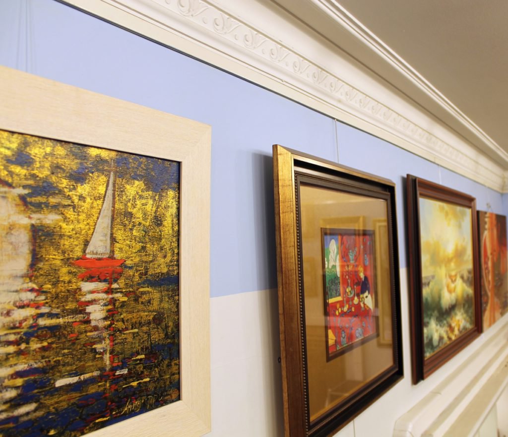 Система галерейной подвески картин в художественном салоне.